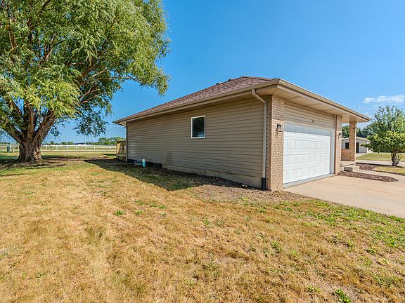 3rd image of 411 Shamrock Ln