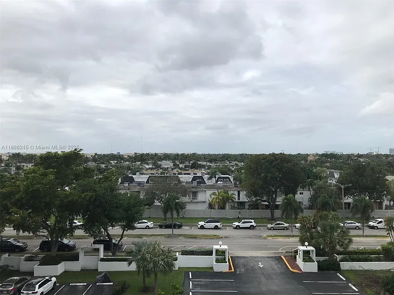 1000 Parkview Dr #627 — Photo 9