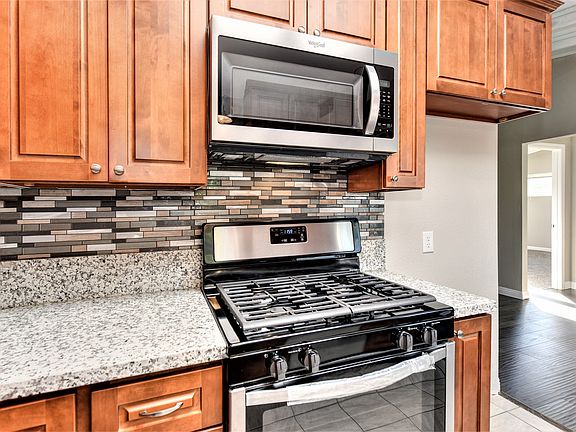 5th image of 6401 Larchmont Dr