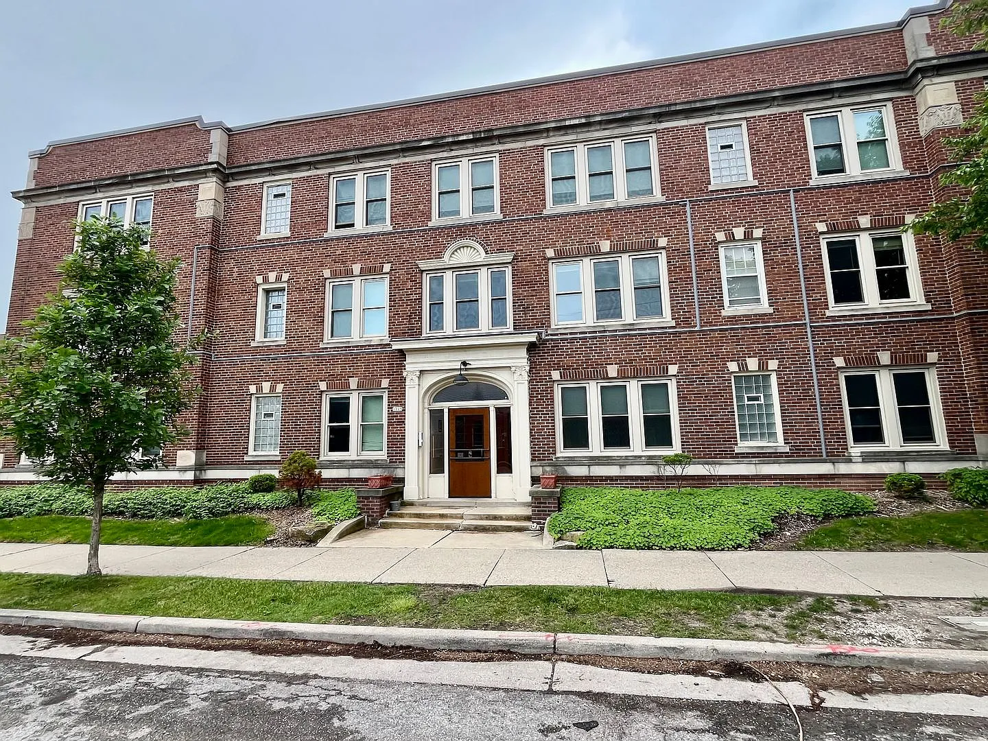 1725 E Park Place — Photo 1