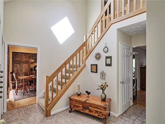 3rd image of 24 Deerborne Ln
