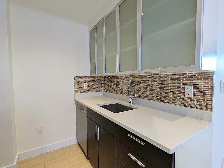 136-09 Franklin Ave #4C — Photo 1