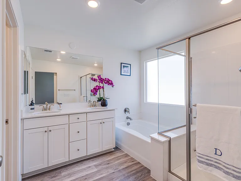 Lush Oasis Ave — Photo 18