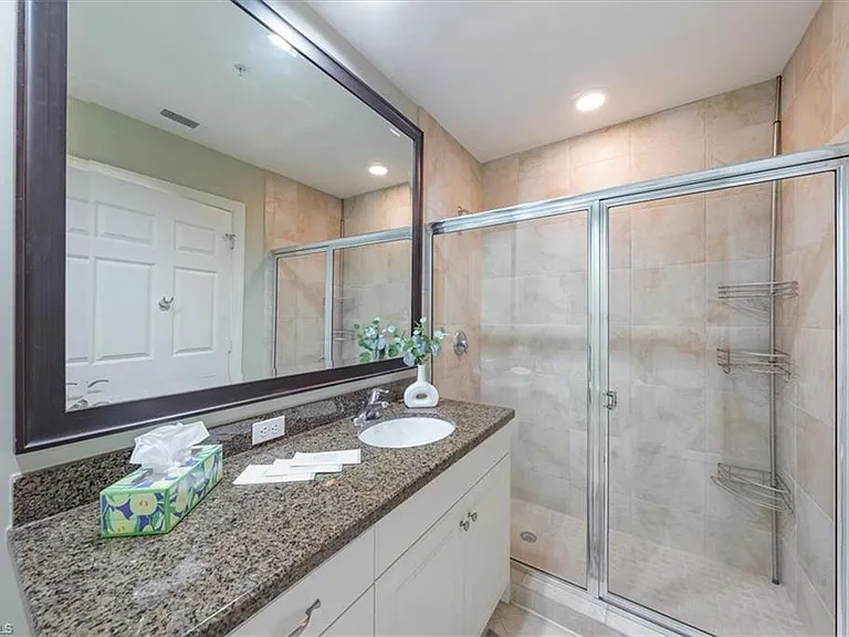 5068 Annunciation Cir #4210 — Photo 20