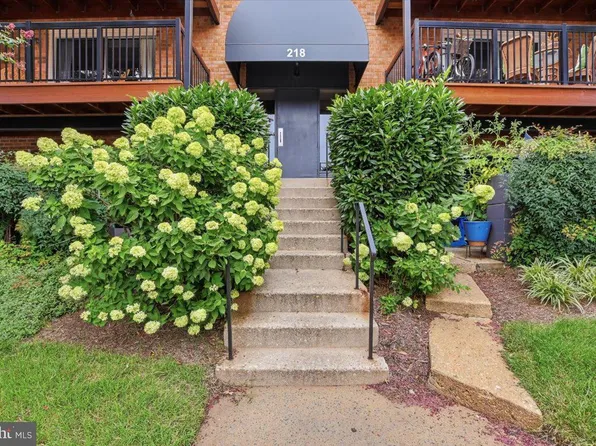 218 Locust St SE APT 142, Vienna, VA 22180