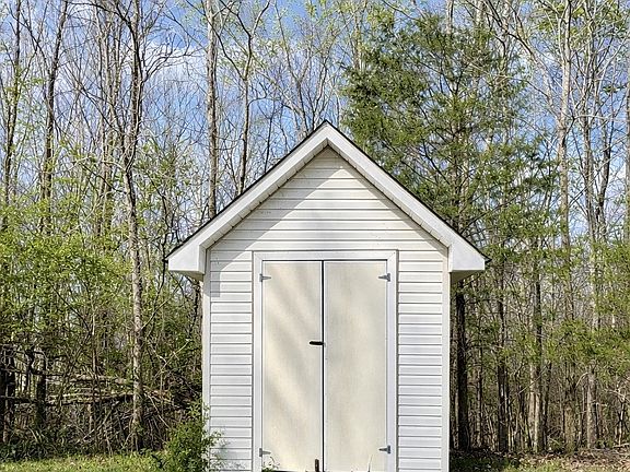 3rd image of 950 Sewell Branch Rd