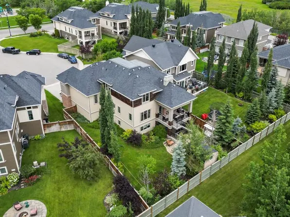 22 W Wendham Pl SW, Calgary, AB T3H 0R6