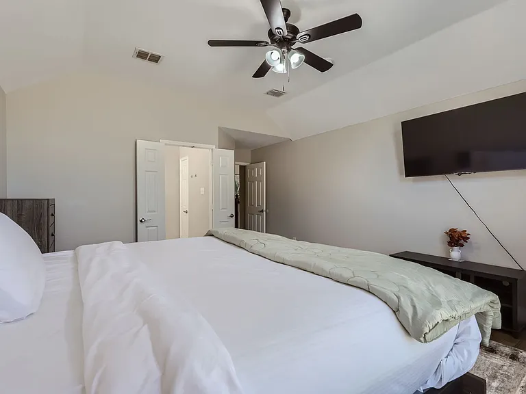 2520 Leicester Ct — Photo 15