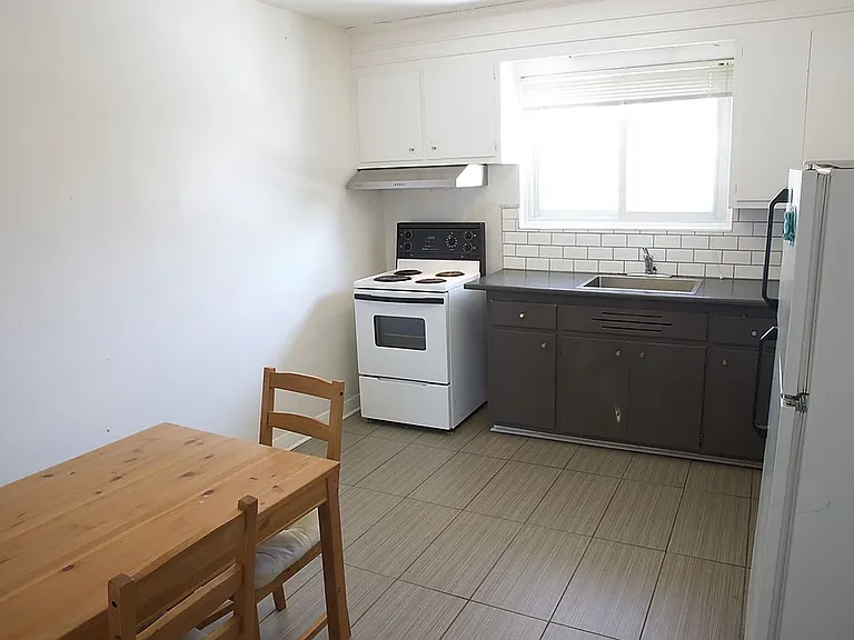 158 Meadowlands Dr W — Photo 15