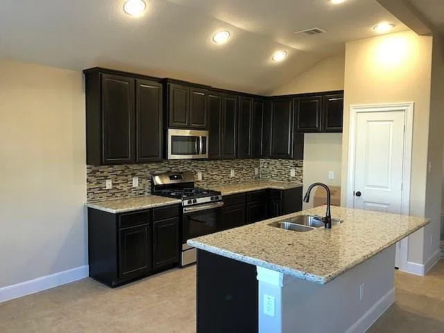 3 bed, 2.0 bath, 1987 sqft, $1,950 — Photo 3