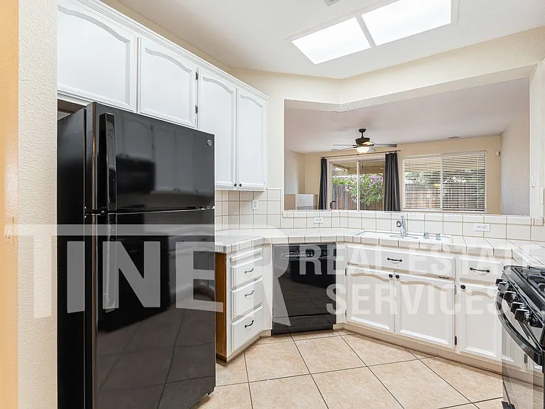 149 Canberra Ct — Photo 4