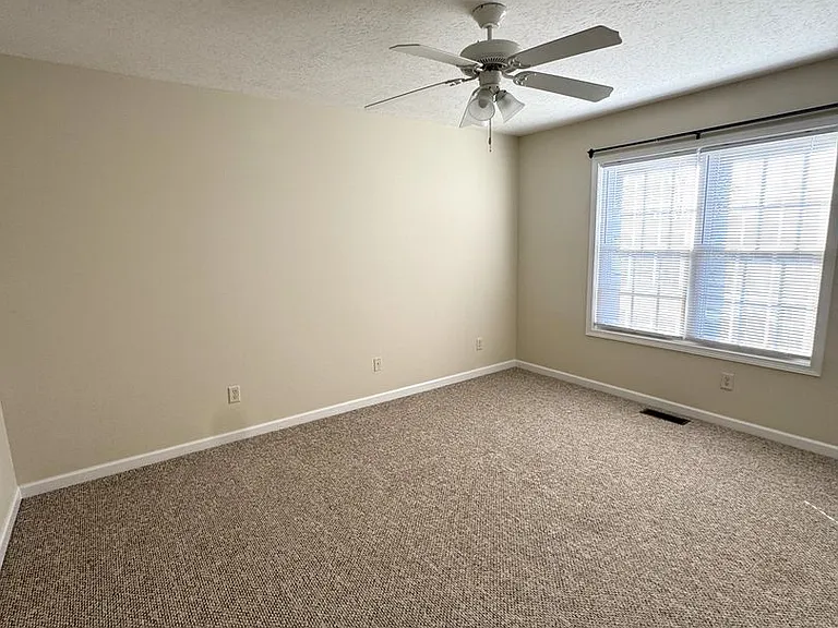 131 Joyce Dr — Photo 11