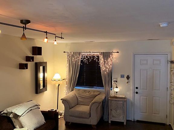 4th image of 939 Woodstock Ct