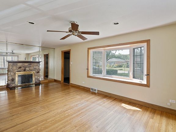 4th image of 1634 Estes Ave