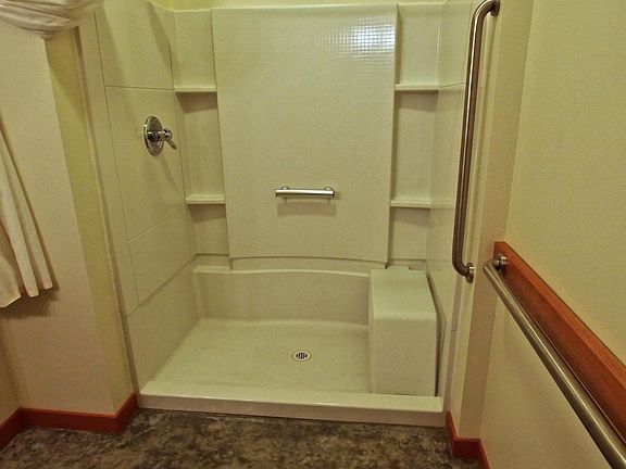 Roomy shower!!