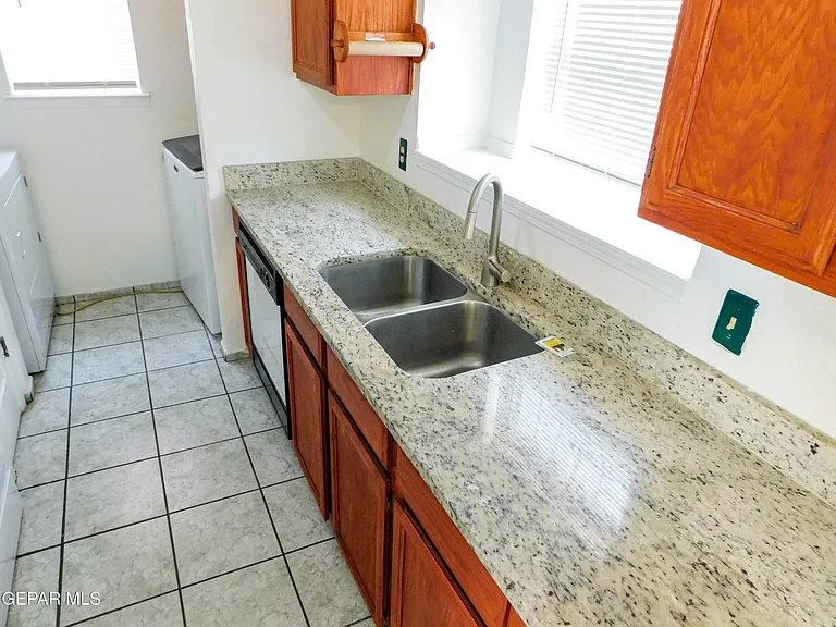 726 Medina St — Photo 16