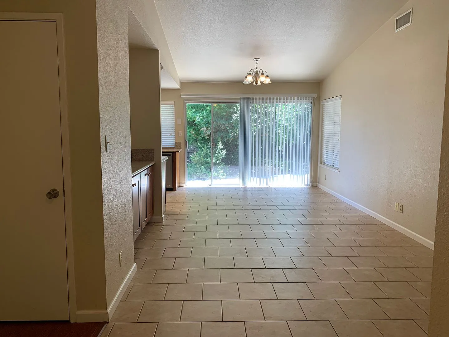 Adorable well maintained 3 bedroom 2 bath home — Photo 2