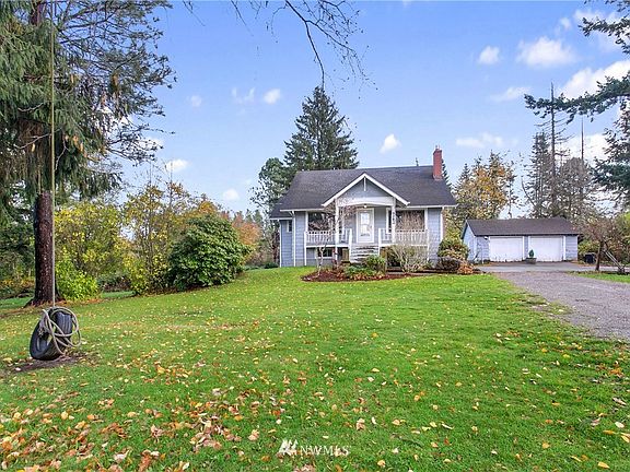 Beautiful front yard complete with a tire swing!