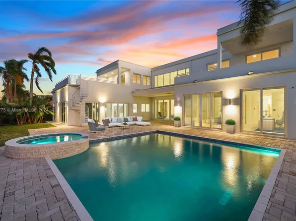 7153 Valencia Dr, Boca Raton, FL 33433