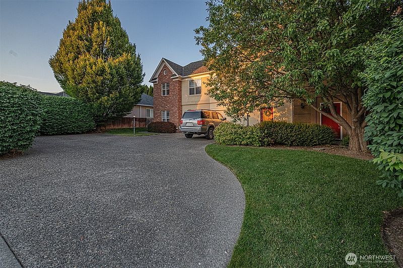 2nd image of 278 NE Deccio Road