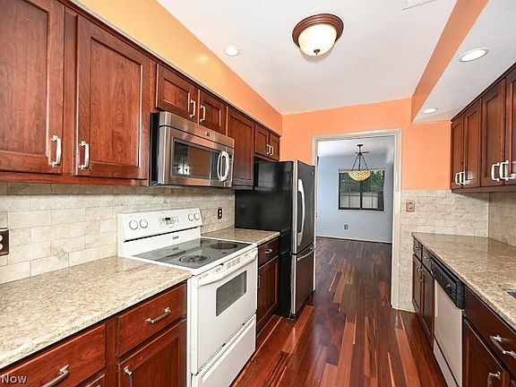 5th image of 879 Hampton Ridge Dr