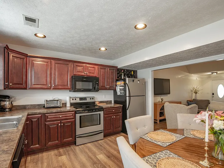 114 Twin Lakes Dr — Photo 17