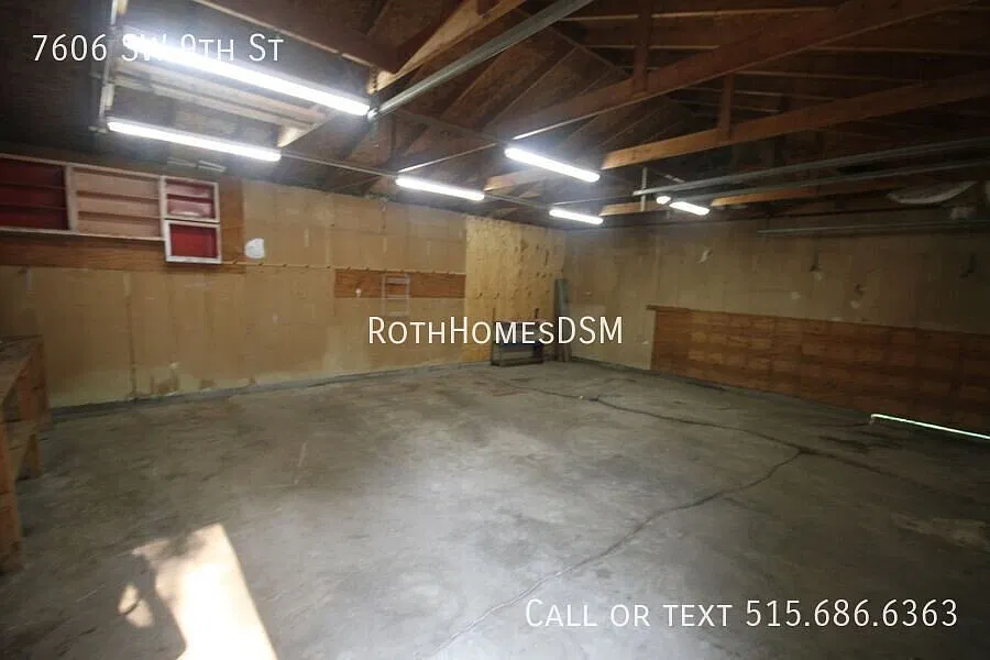 3 Bed 1 Bath - Large 2+ Car Garage - Finished Basement — Photo 3