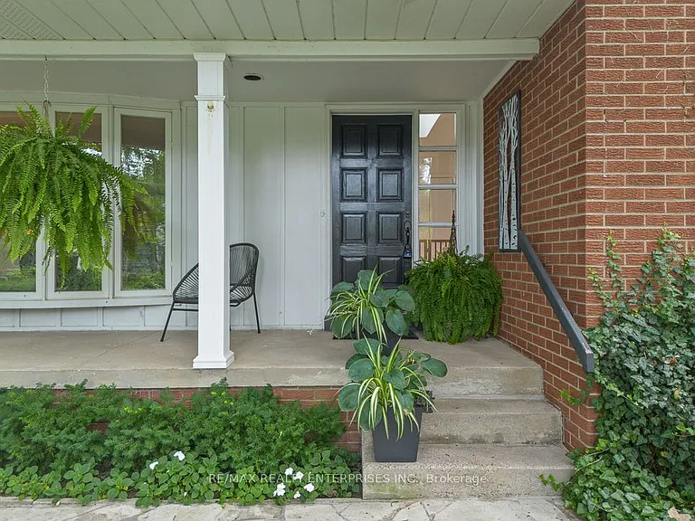 1373 Queen Victoria Ave — Photo 4
