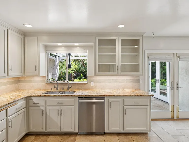 970 Palo Alto Ave — Photo 32