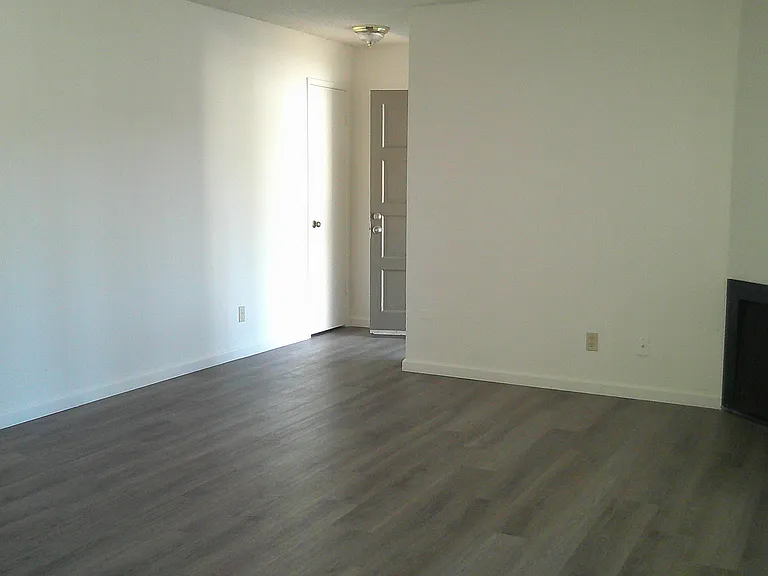 Lindsay Apartments — Photo 11