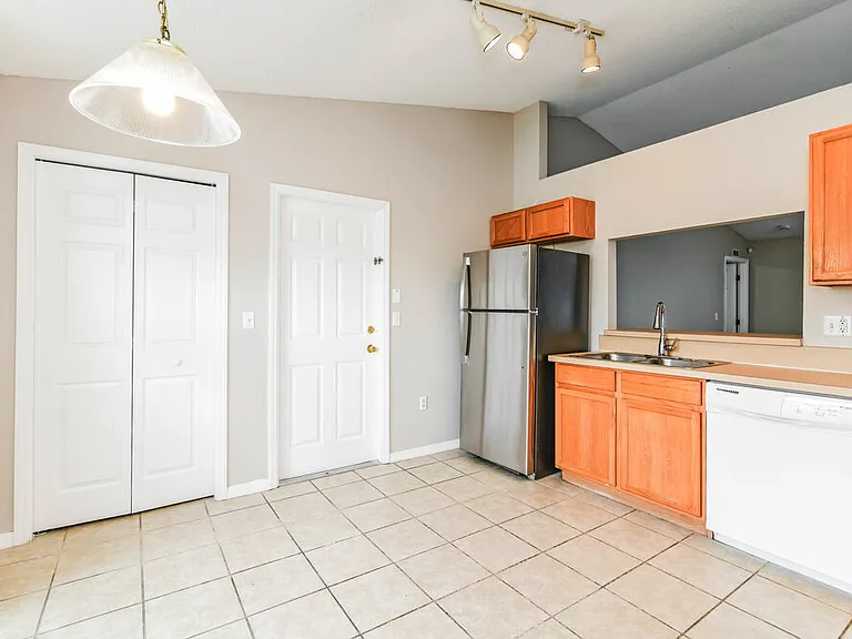 338 Arlington Cir — Photo 8