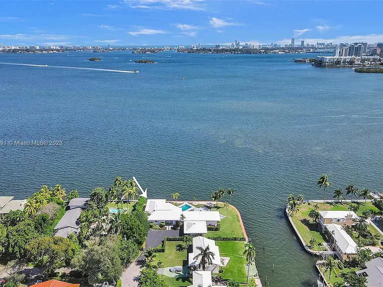 9101 N Bayshore Dr — Photo 4