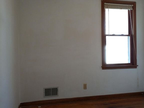 4th image of 2379 Cowern Pl E
