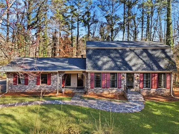 2037 Stoneleigh Dr, Stone Mountain, GA 30087
