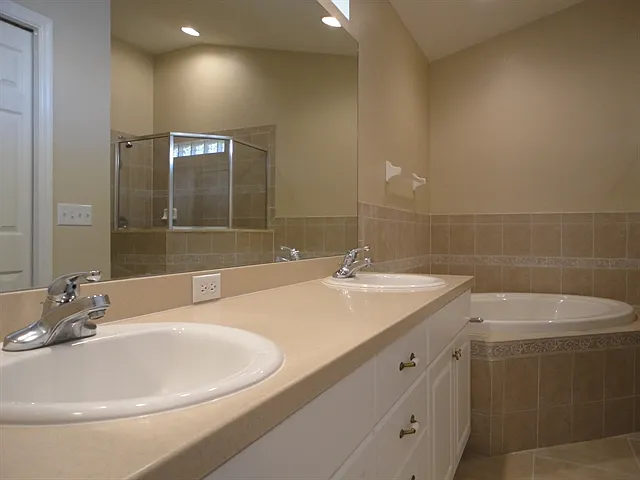 9710 Bay Colony Dr — Photo 15