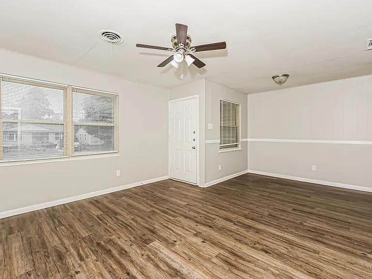 2207 Dennis St — Photo 2
