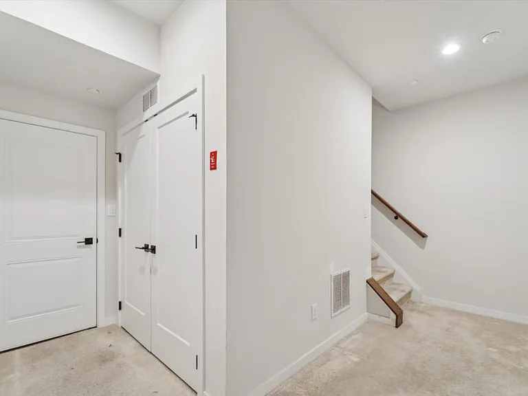 812 Hoopes Ln — Photo 9