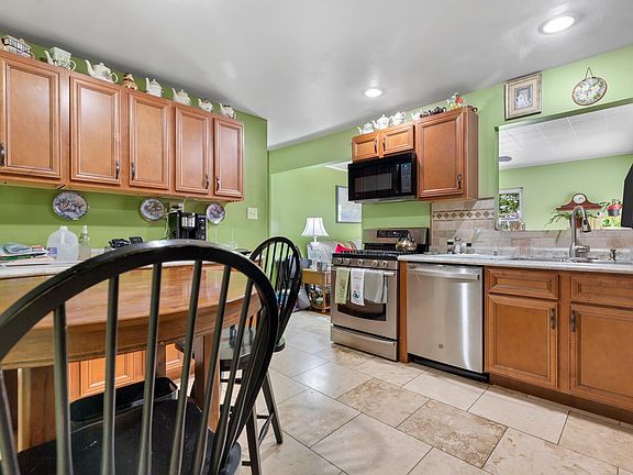 5th image of 9419 Romaine Ave