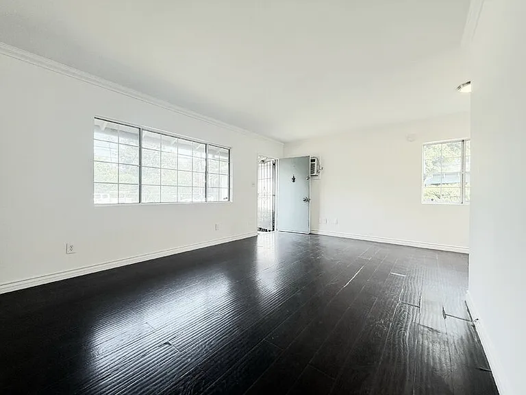 4810 Cahuenga Blvd — Photo 2