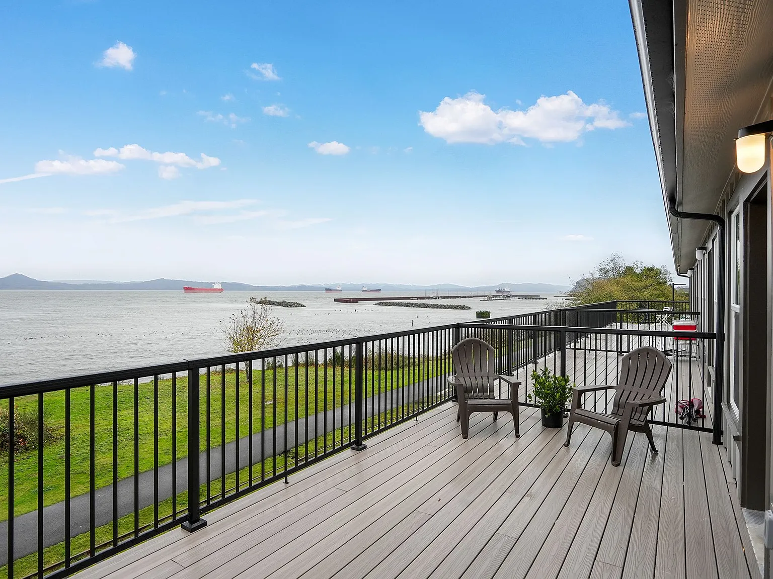 Astoria Waterfront — Photo 2