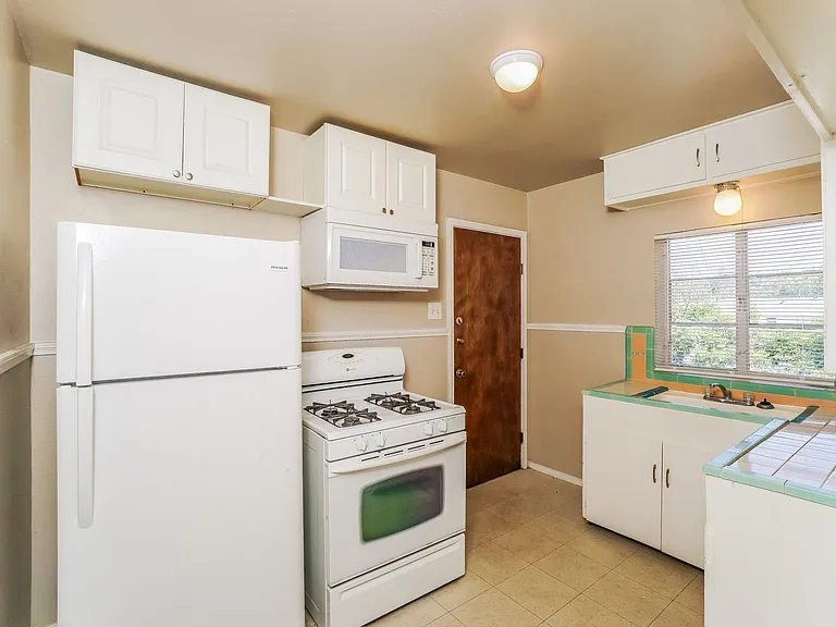 235 Natalen Ave — Photo 7