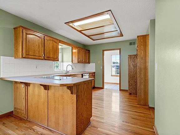 4th image of 808 SW Country Hill Dr