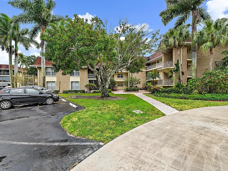 5570 Tamberlane Cir #131 — Photo 32