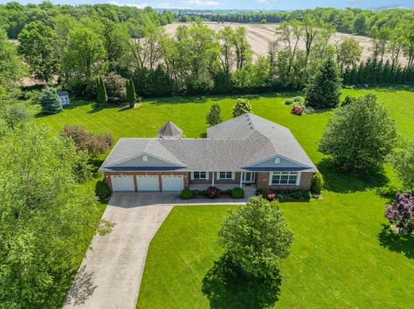 2755 Woodbine Dr, Valparaiso, IN 46383