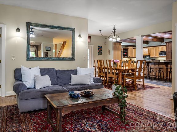4th image of 10 Lark Hill Dr