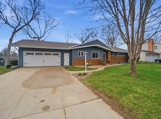 1316 Hillcrest Dr, Waverly, IA 50677
