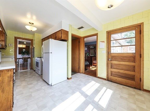 5th image of 137 N Summit Ave