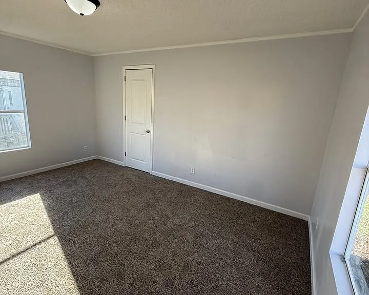 209 Roxbury Cir — Photo 16