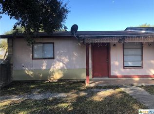 722 E Baxter St #A, Seguin, TX 78155