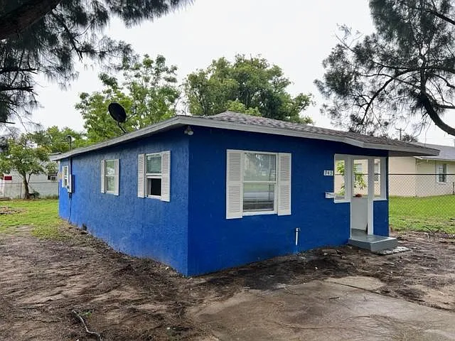 945 S Woodrow Ave — Photo 1